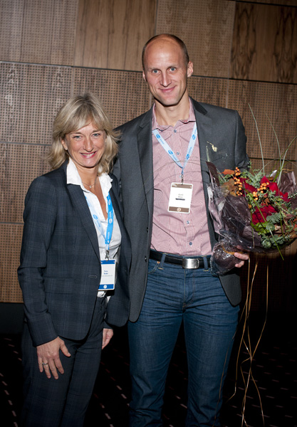 Kjetil Boye has received the award from Norwegian Oncology Forum\'s representative Tone Ikdahl (photo: Per Marius Didriksen) Kjetil Boye has received the award from Norwegian Oncology Forum\'s representative Tone Ikdahl (photo: Per Marius Didriksen)