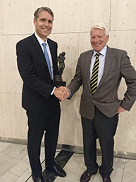 Professor Ole Andreassen receives the prize from Jan-Fredrik Wilhelmsen, chairman of the Bergesen Foundation. Photo: NORMENT.