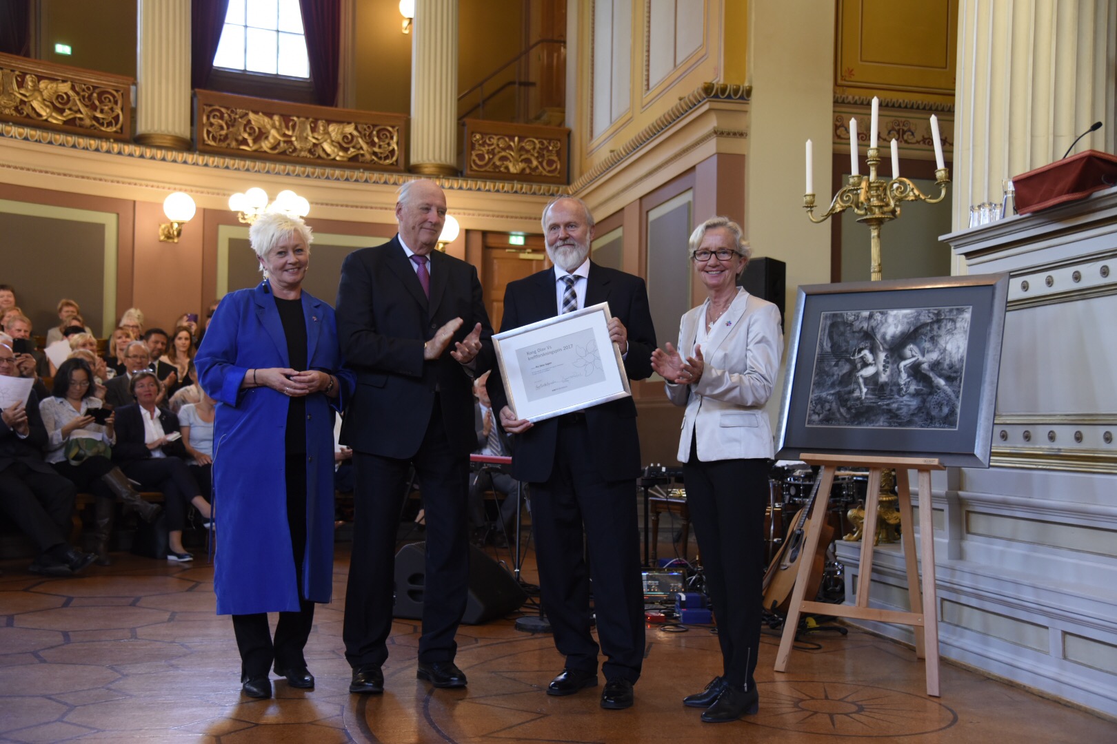 Per Ottar Seglen received the award from H.M. King Harald V and was congratulated by Anne Lise Ryel and Gunn-Elin Aa. Bjørneboe