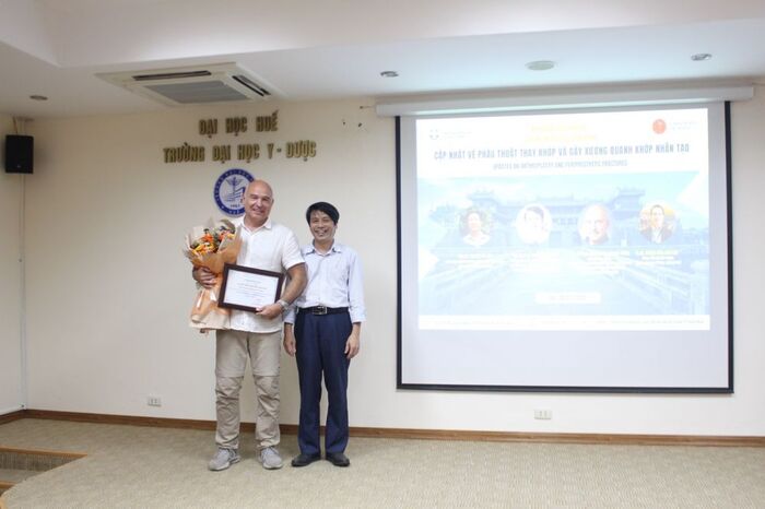 Prof. Stephan Röhrl and ass. Professor, Dr. Le Nghi Thanh Nhan